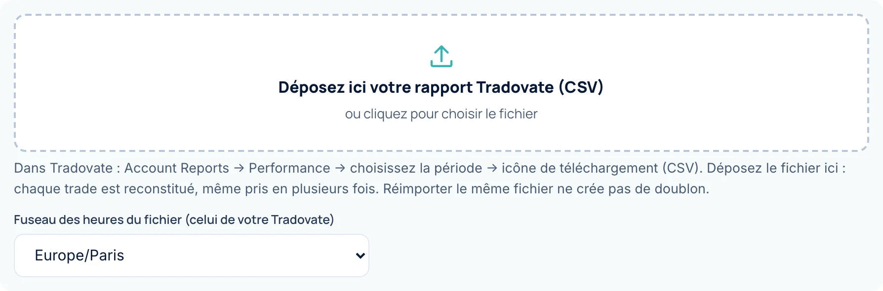 La zone d’import du journal : déposer le rapport Tradovate au format CSV, et choisir le fuseau horaire du fichier.